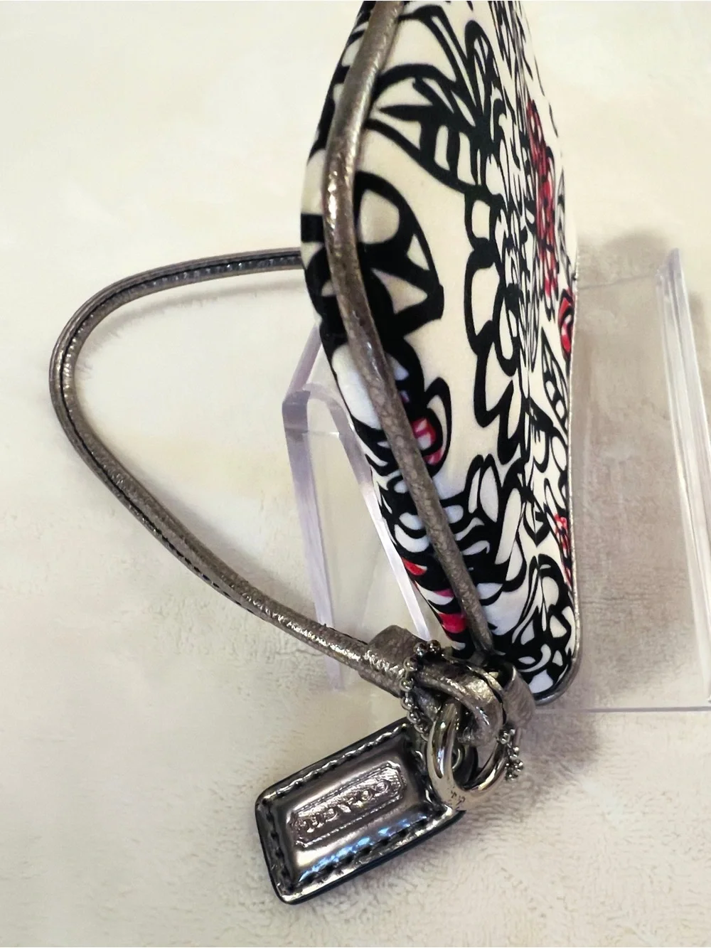 🩷Coach White Floral Wristlet with Red Accents💚